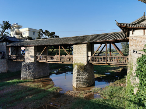 中式古建风雨桥长廊历史文物保护