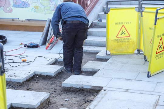 建筑工人正在进行地面铺砖