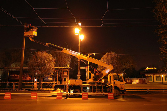 城市夜晚进行线路抢修高空作业