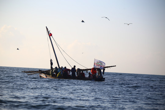 大海与小渔船