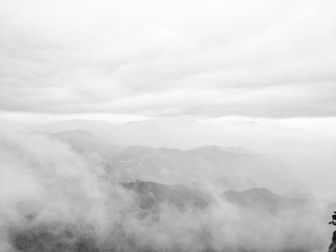 山间云雾缭绕