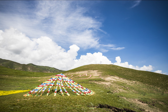 山丘上的经幡