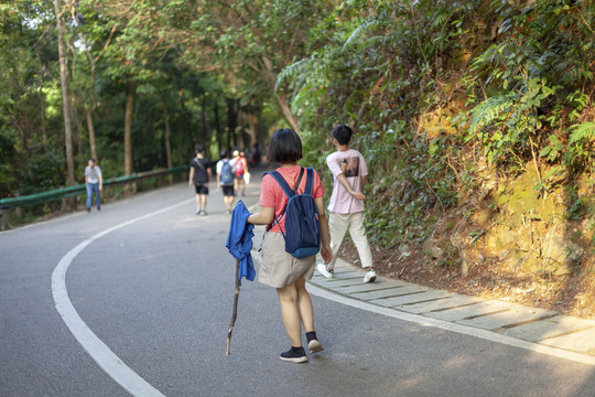 一个年青女人在徒步运动