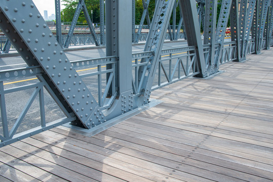 外滩外白渡桥钢构件和影子