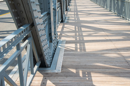 外滩外白渡桥钢构件和影子