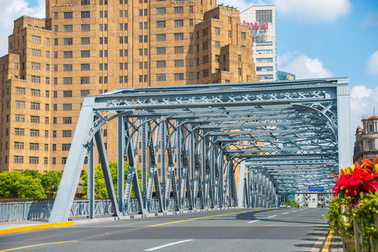 外白渡桥钢构件和上海大厦背景