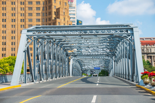 外白渡桥钢构件和上海大厦背景