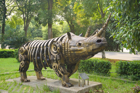 废旧零件雕塑的犀牛