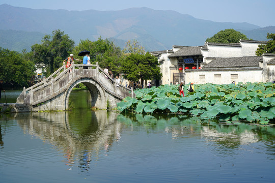 黄山宏村南湖画桥和老建筑的景色