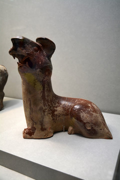褐釉陶犬