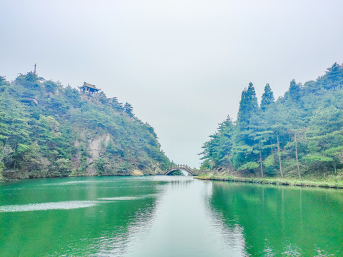 天山水风景画