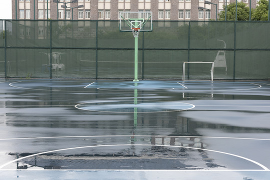 雨后无人篮球场