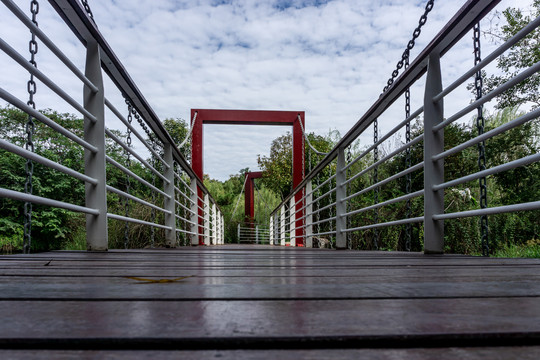 天鹅湖公园铁链桥
