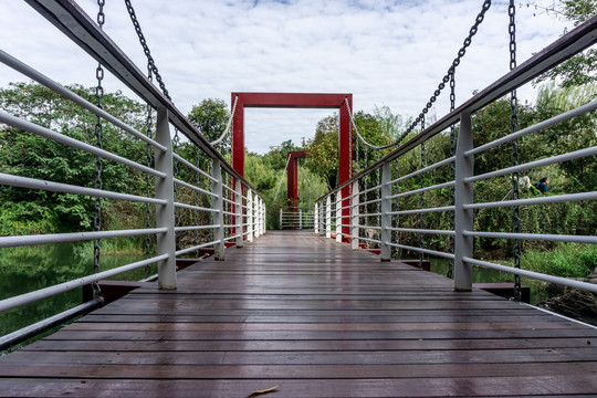 合肥天鹅湖公园铁链桥