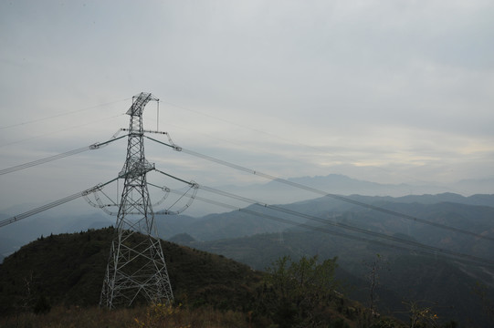 山顶高压线