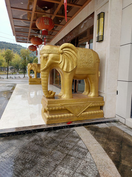 金色大象雕塑
