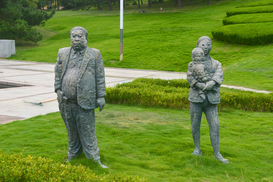 青岛雕塑园城市农民工塑像