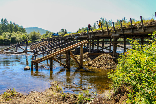 河流森林老式木桥