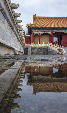 夏日雨后的北京故宫中右门