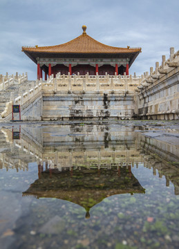 夏日雨后的北京故宫中和殿