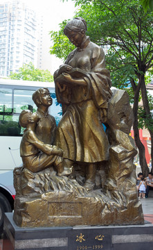 重庆三峡广场冰心塑像