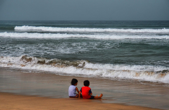 坐在海边的两孩子