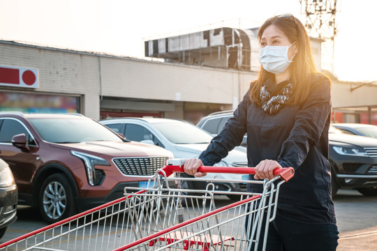 手推购物车的女性