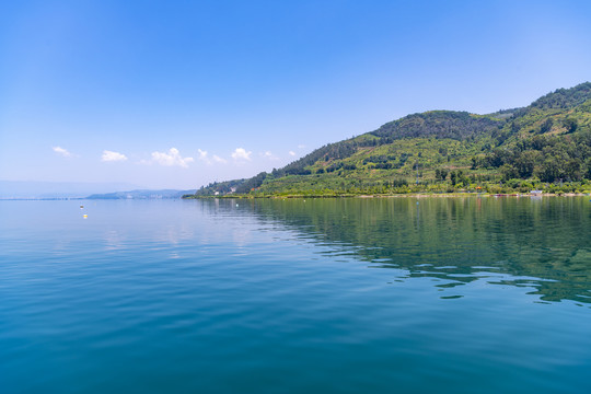 静静的湖水