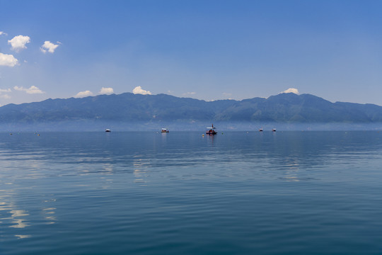 静静的湖水