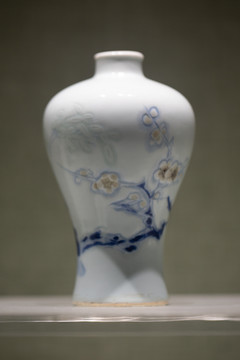 白色梅花瓷瓶