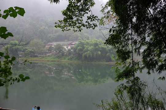 雨中峨眉山景