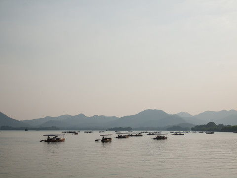 夕阳下的西湖北高峰方向