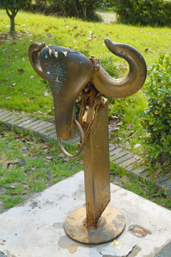 废旧零件雕塑的水牛