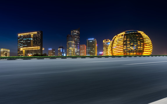 高速公路天际线和城市建筑夜景