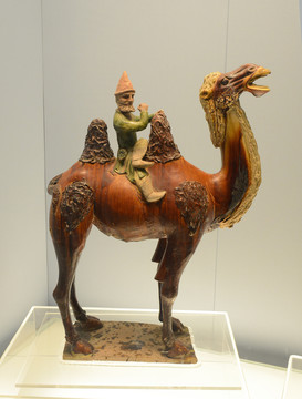 彩色釉陶骆驼载乐伎俑