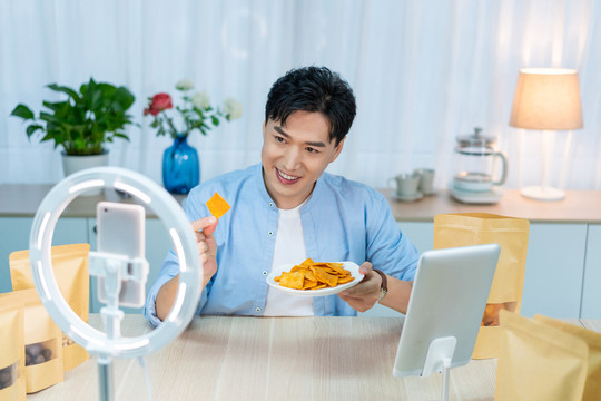 年轻男士在家直播