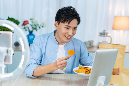 年轻男士在家直播