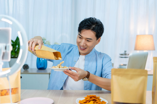 年轻男士在家直播