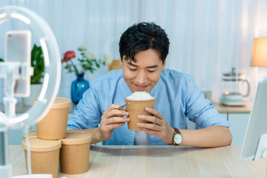 年轻男士在家直播