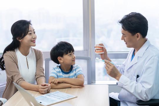 医生介绍正确刷牙方法