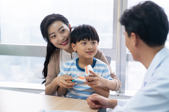 医生介绍正确刷牙方法