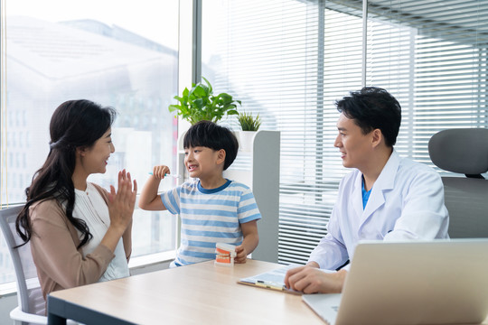 医生介绍正确刷牙方法