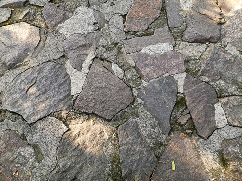 石块水泥地面