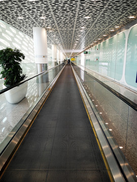 机场大厅自动水平扶梯