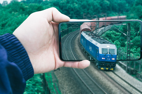 火车从手机屏幕冲出来的创意图片