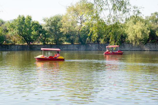 公园人工湖游船