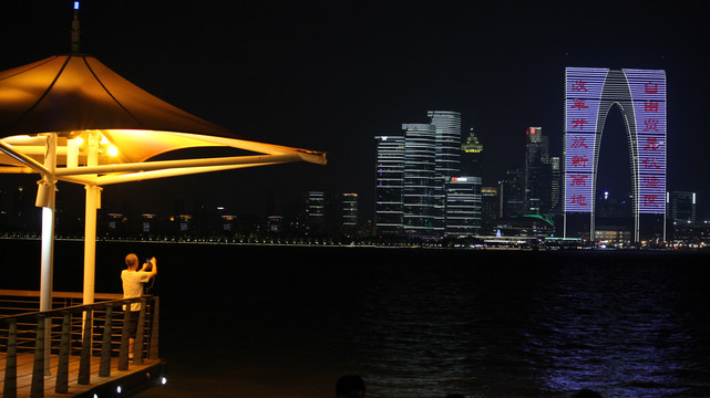 金鸡湖东方之门灯光秀夜景