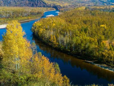 秋季森林蓝色河水
