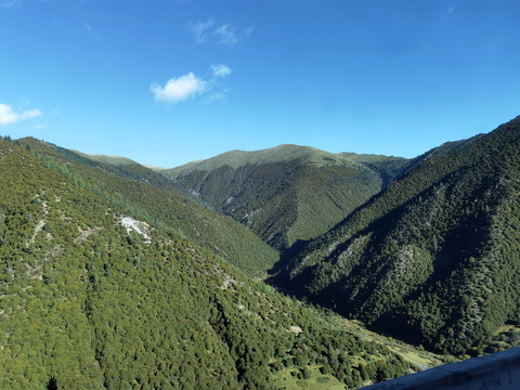 群山怀抱