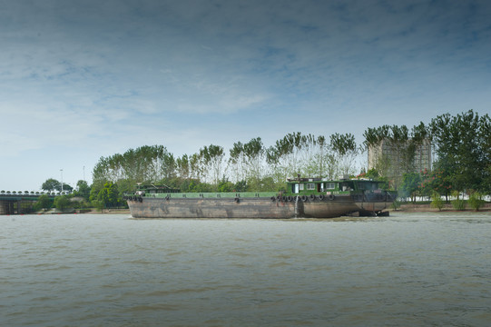 京杭运河里的货船